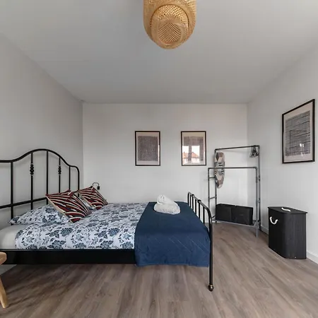 Leon Blum - Design - Parking Apartment *